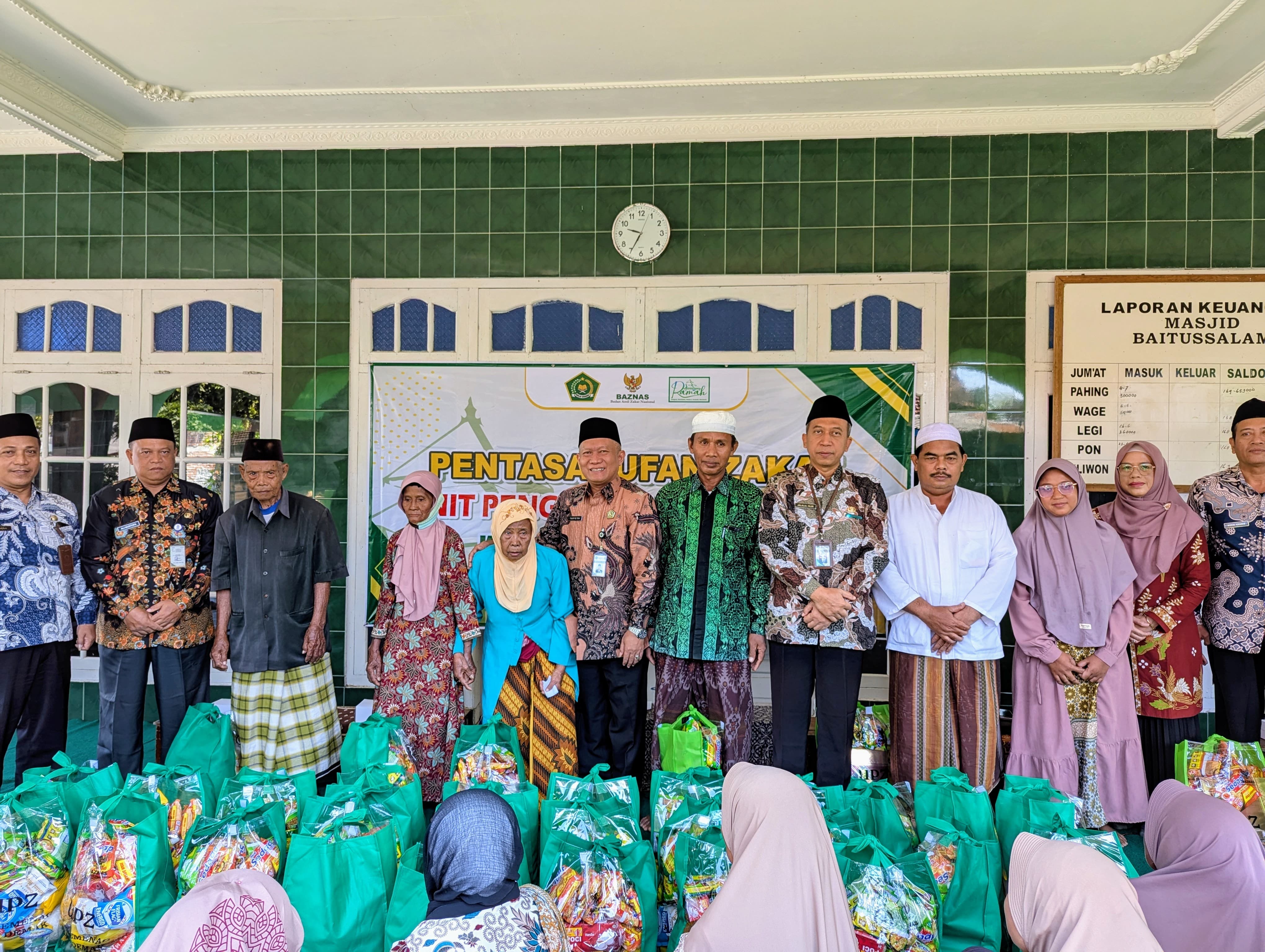 Berikan Perhatian Untuk Masyarakat Sekitar, UPZ Kemenag Demak Salurkan 1.289 Zakat